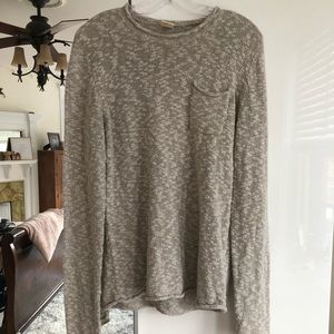 Long sleeve light weight sweater!
